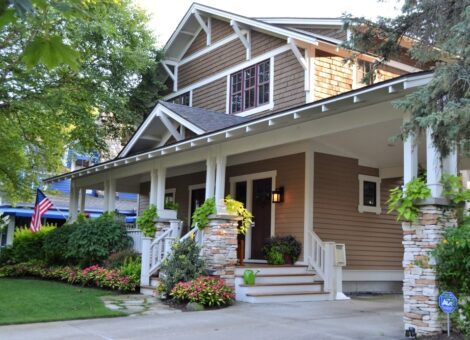 beautiful-landscape-home-with-an-inviting-front-door-entrance-houses-2wm9G0 - Amerikai Otthon ingatlan illusztráció