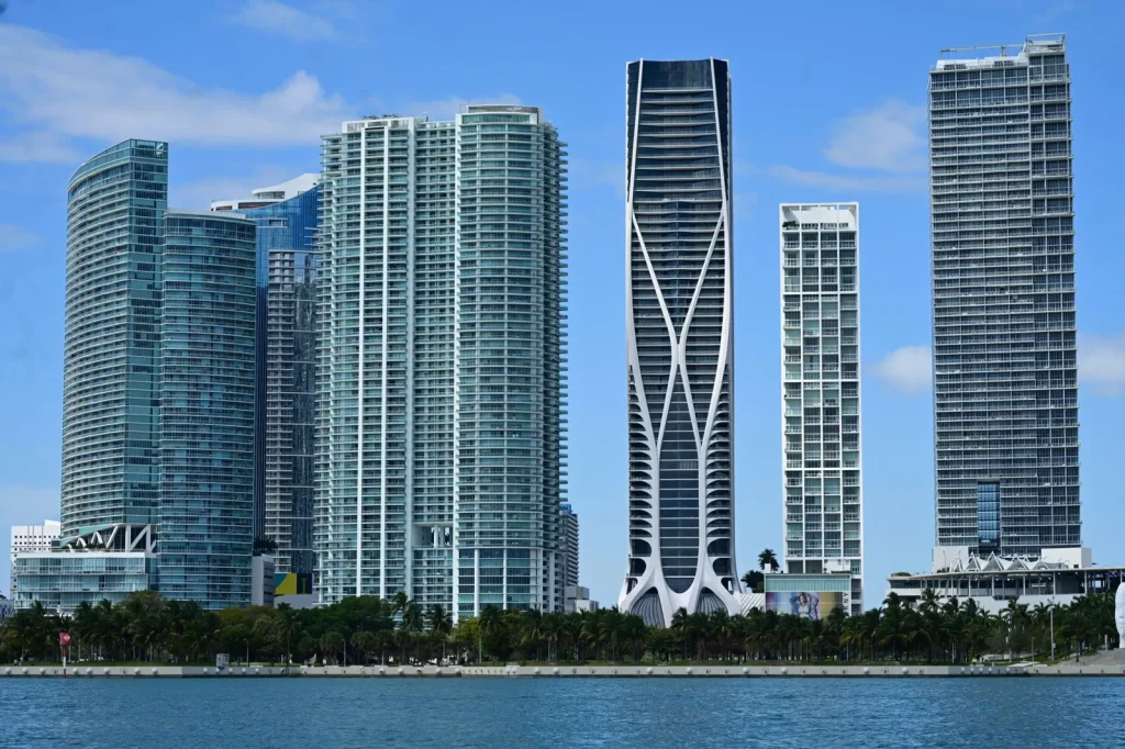 Miami felhőkarcolói a Biscayne-öböl partján